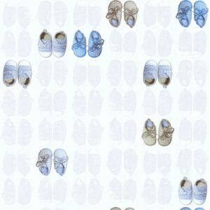 Bricoflor Tapete für Babyzimmer Von Jungen Vlies Kindertapete mit Baby Schuhen Ideal für Jungenzimmer Verspielte Babytapete in Weiß und Blau